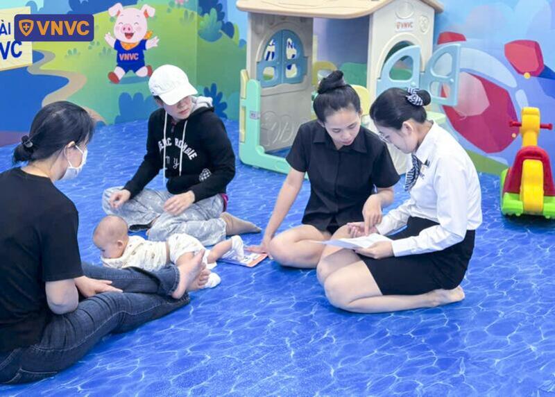 nhân viên hướng dẫn cho khách trước khi tiêm