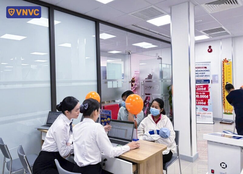 nhân viên tư vấn cho khách hàng