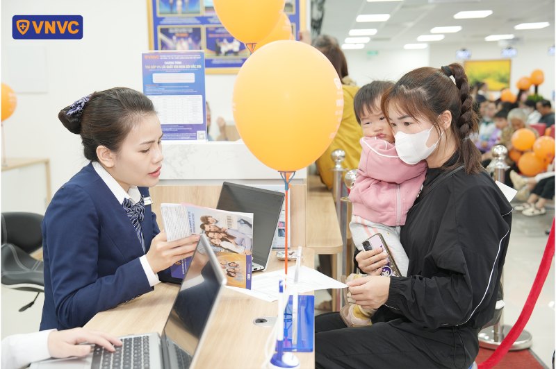 nhân viên tư vấn tiêm chủng cho khách hàng