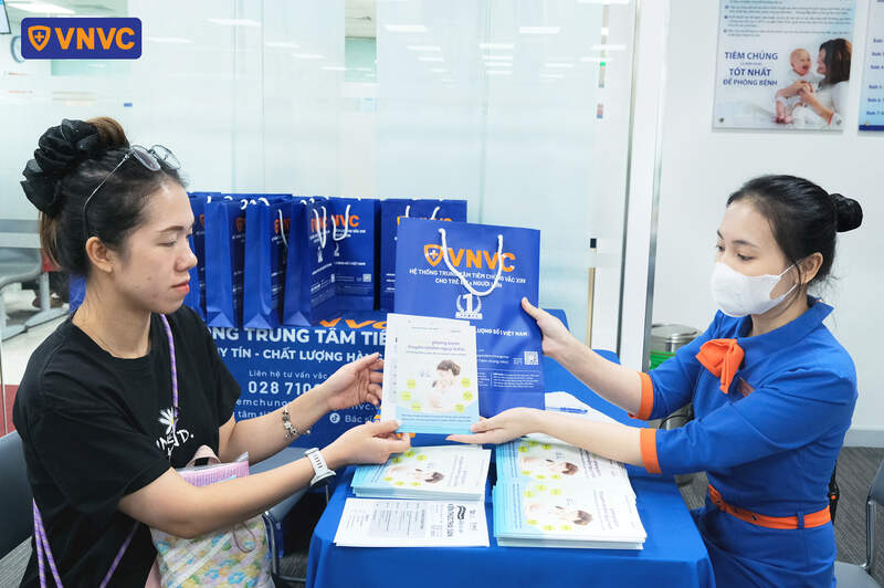 nhân viên vnvc tặng quà cho khách