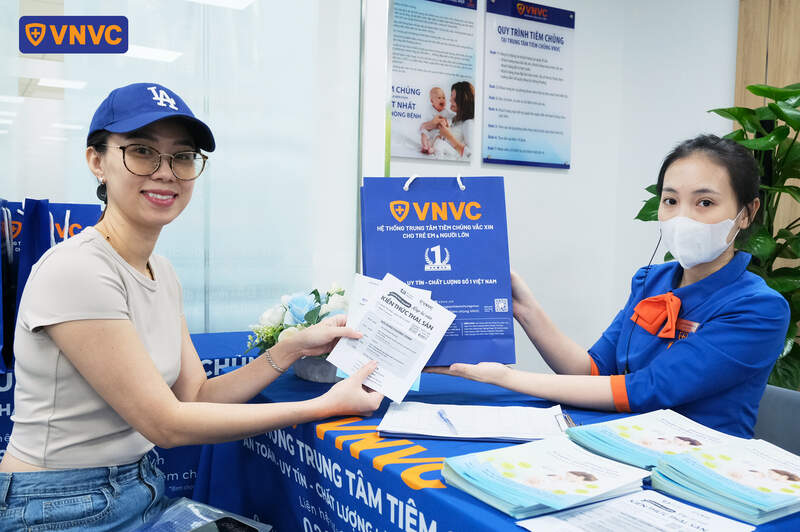 nhân viên vnvc trao quà cho khách