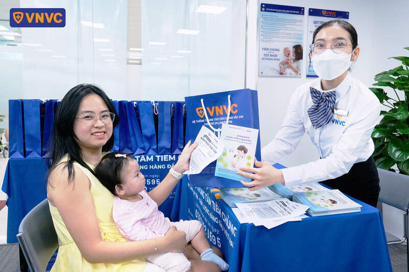 nhân viên vnvc trao quà cho mẹ và bé