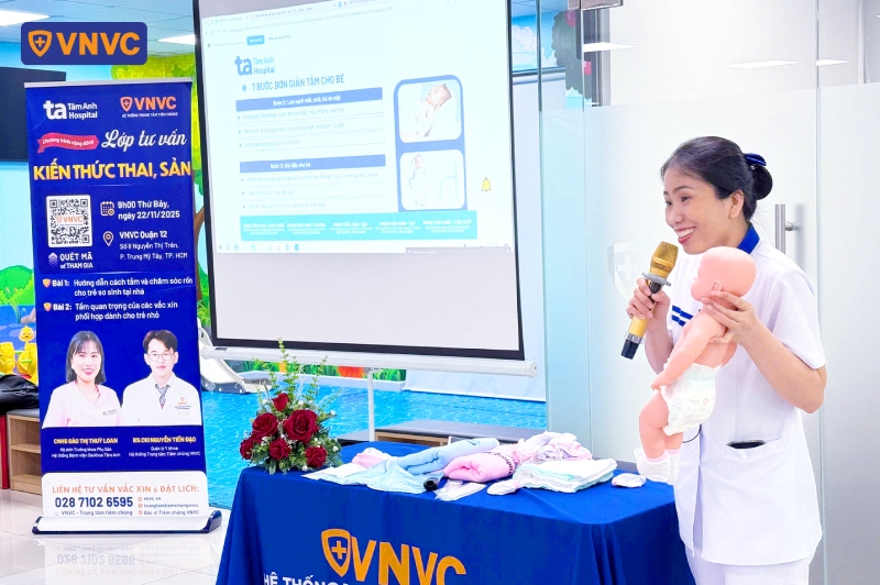 nhân viên y tế hướng dẫn tắm bé