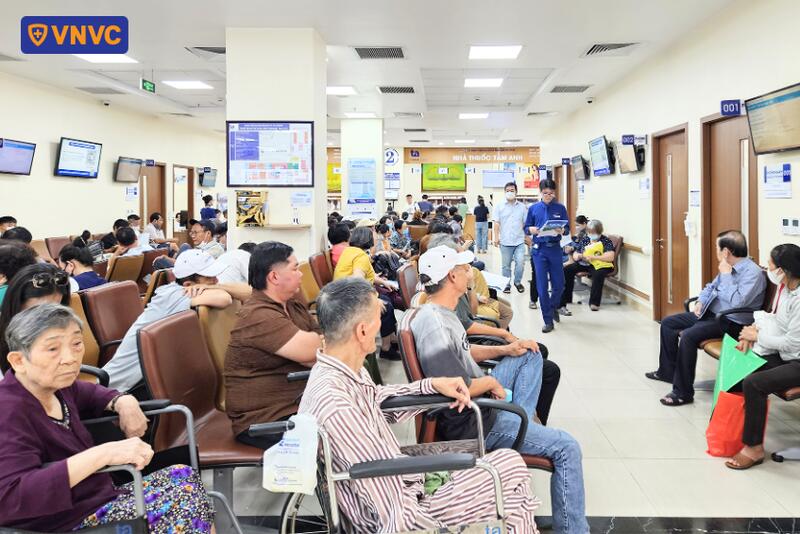 nhiều bệnh nhân đến bệnh viện vì cúm