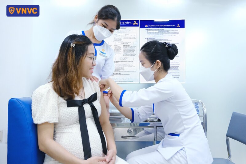 phụ nữ có thai tiêm phòng rsv