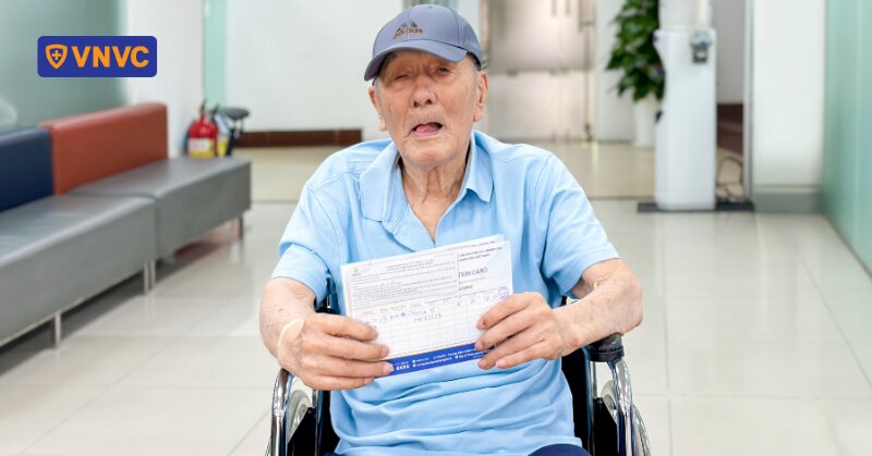 thumb cụ ông 100 tuổi tiêm zona