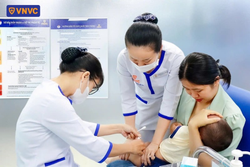 tiêm phòng vắc xin cho bé