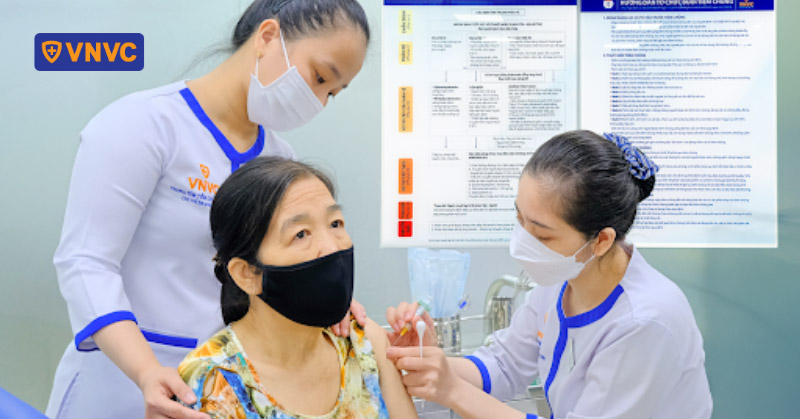 tiêm vắc xin cho người lớn tuổi