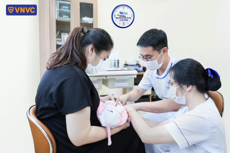 bác sĩ thăm khám cho trẻ