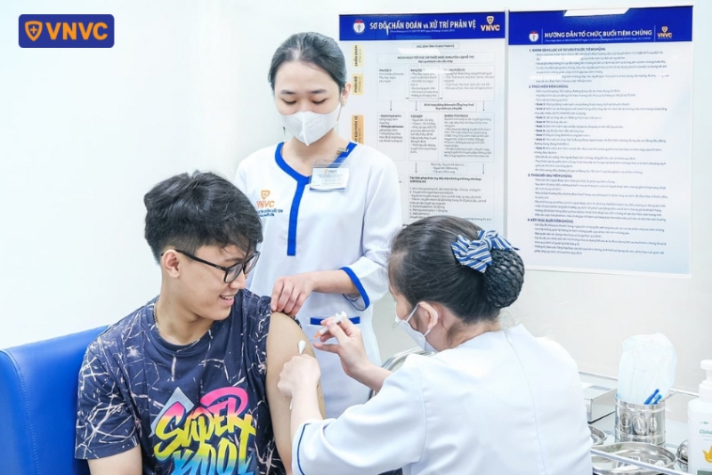 tiêm vắc xin phòng bệnh hô hấp cho thanh niên