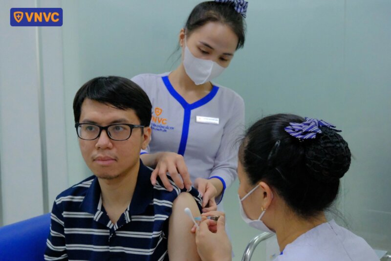 tiêm vắc xin phòng bệnh