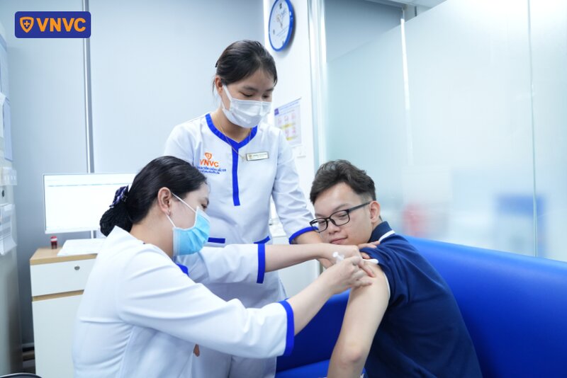 tiêm vắc xin phòng ngừa bệnh