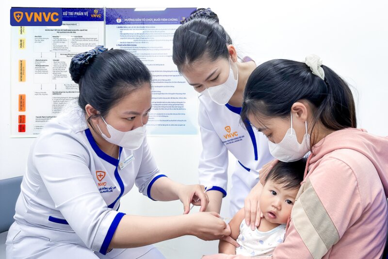 tiêm vắc xin cho bé tại trung tâm tiêm chủng