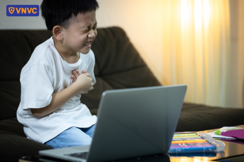 trẻ bị đau thắt lồng ngực
