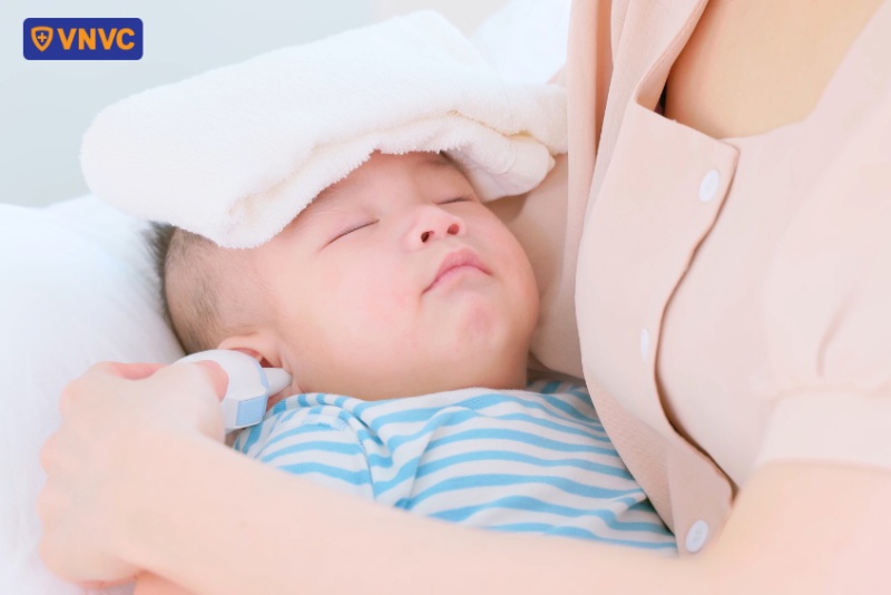 trẻ sốt sau khi tiêm