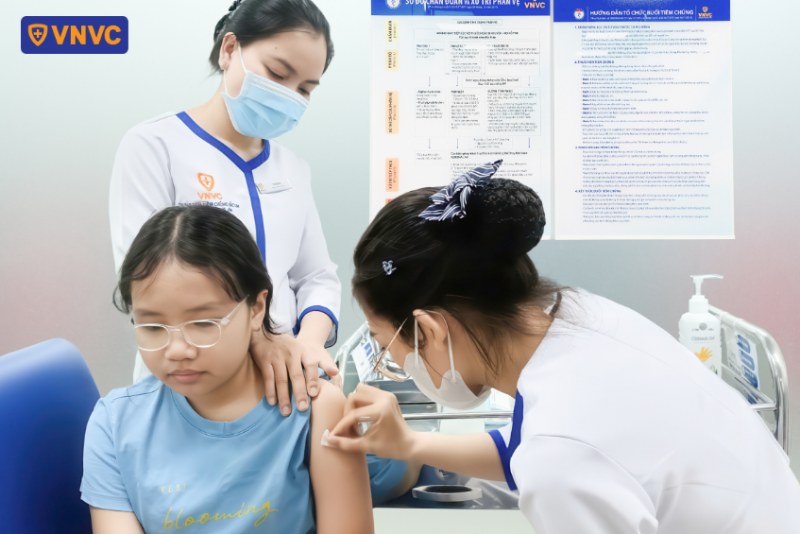 trẻ em đang tiêm bại liệt