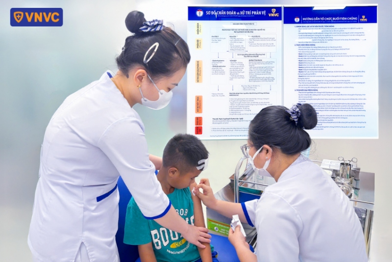 trẻ em tiêm vắc xin uốn ván