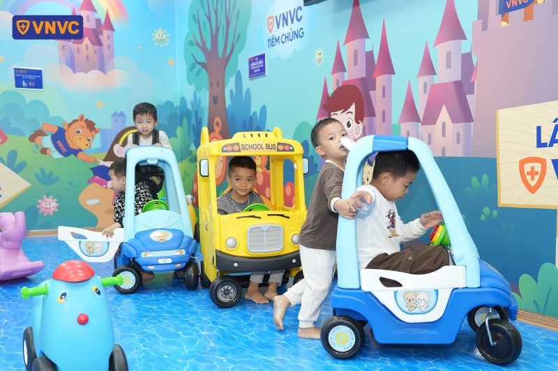trẻ em vui chơi tại vnvc nghĩa hưng