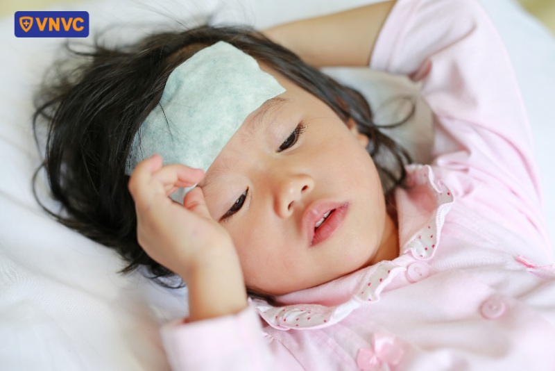 trẻ sốt vì viêm phế quản