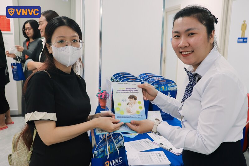 tư vấn tiêm chủng cho phụ nữ tại vnvc
