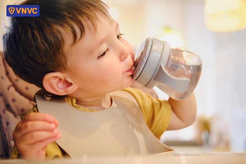 Uống đủ nước giúp bé dễ chịu, hạn chế các triệu chứng ho, đau rát họng