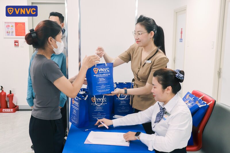 vnvc tặng quà cho khách hàng