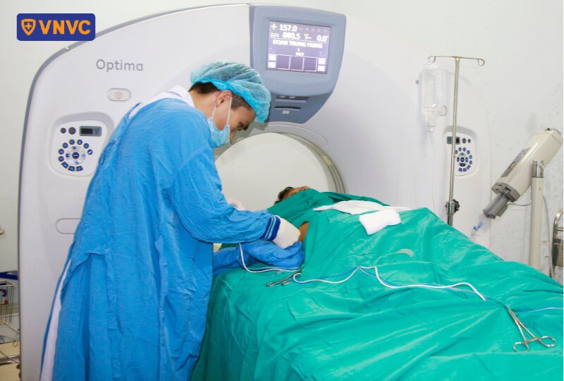 bác sĩ đang phẫu thuật