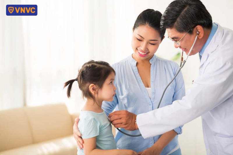 bác sĩ khám chẩn đoán cho trẻ