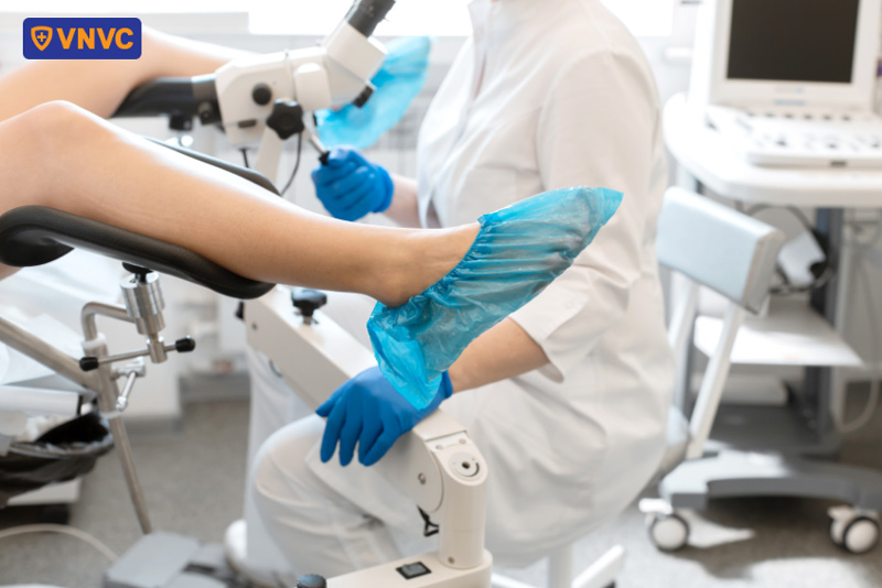 bác sĩ khám phụ khoa