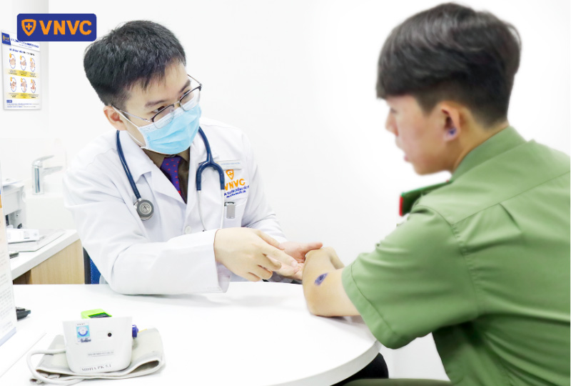 bác sĩ kiểm tra vết thương ở tay