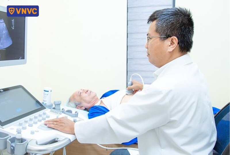 bác sĩ siêu âm cho bệnh nhân