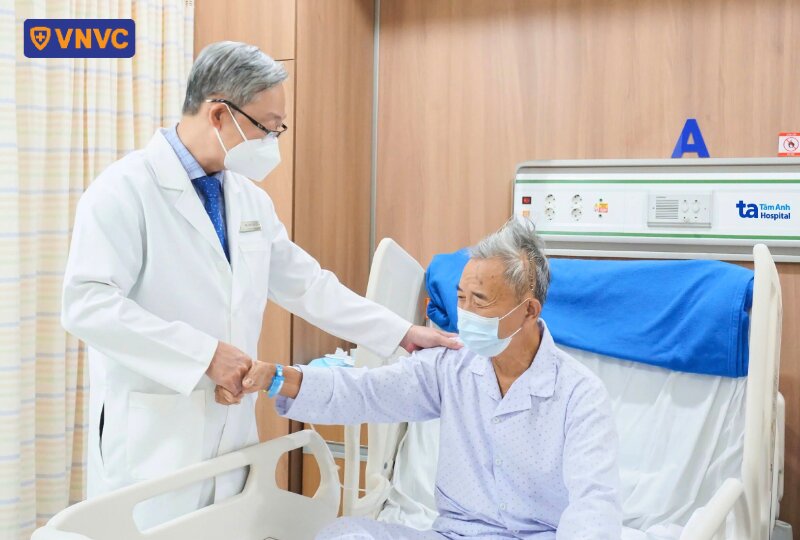 bác sĩ thăm khám bệnh nhân