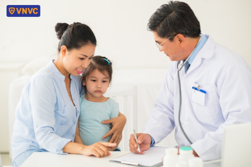 bác sĩ thăm khám lâm sàng trẻ bị bệnh