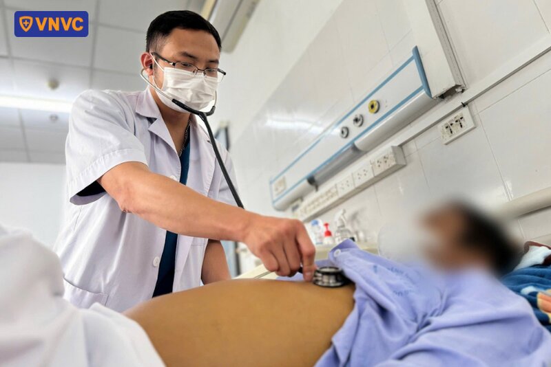 bác sĩ thăm khám vùng gan