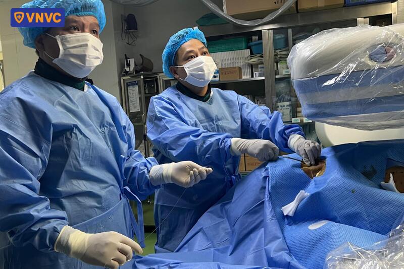 bác sĩ thực hiện phẫu thuật