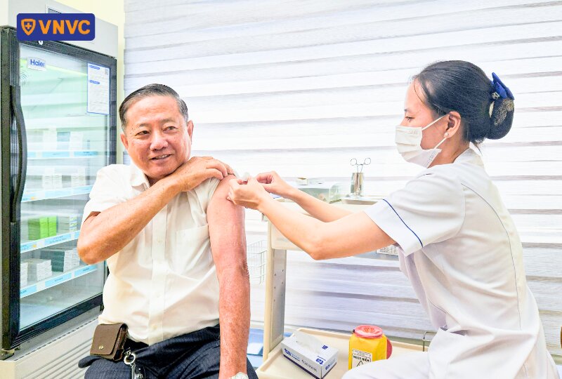 bác sĩ trần quang bính được tiêm vắc xin rsv