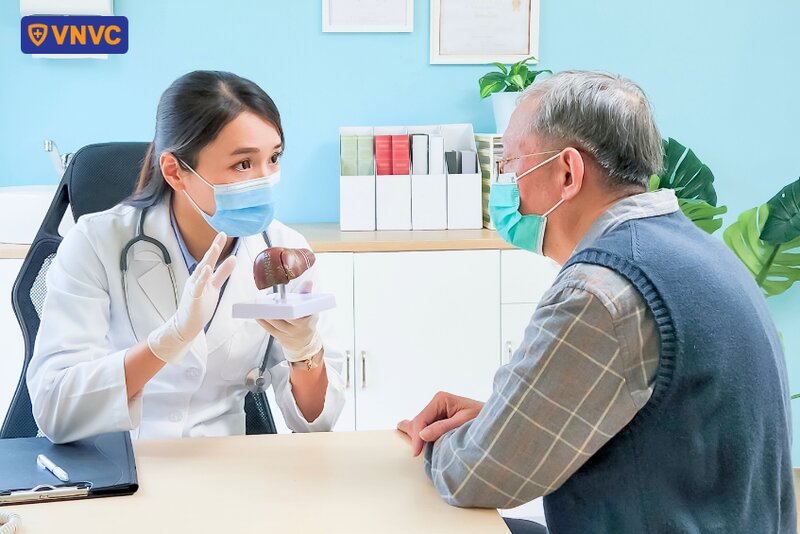 bác sĩ tư vấn bệnh gan cho người cao tuổi