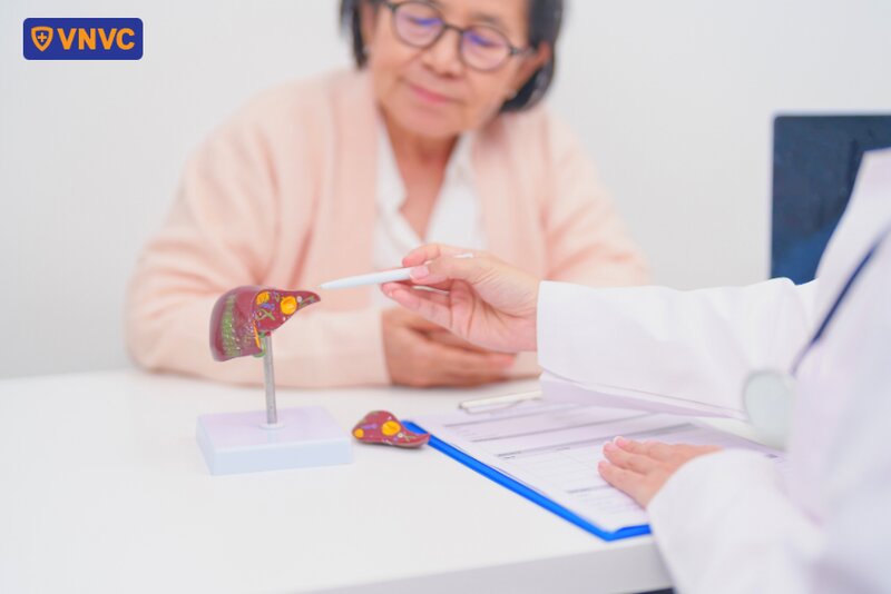 bác sĩ tư vấn bệnh gan cho người lớn tuổi