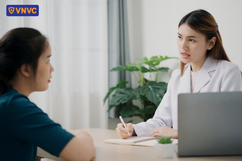 bác sĩ tư vấn cho bệnh nhân viêm gan b