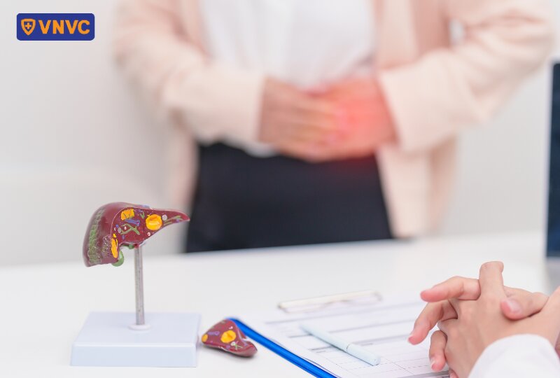 bác sĩ tư vấn cho người bệnh gan