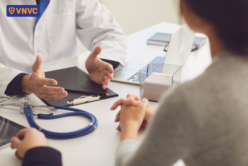 bác sĩ tư vấn sức khỏe cho bệnh nhân