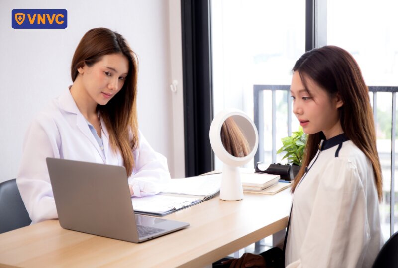 bác sĩ tư vấn sức khỏe cho người bệnh