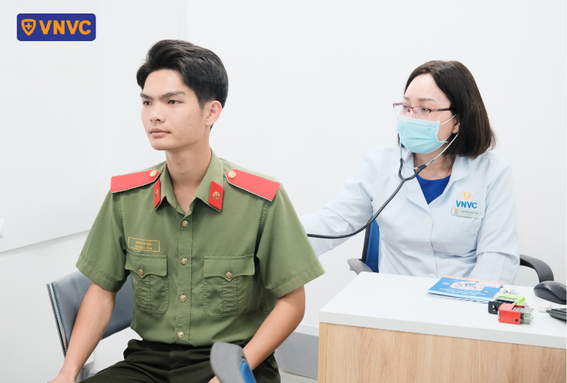 bác sĩ vnvc kham sàng lọc cho chiến sĩ công an