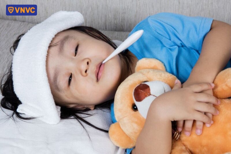 bé bị sốt do quai bị