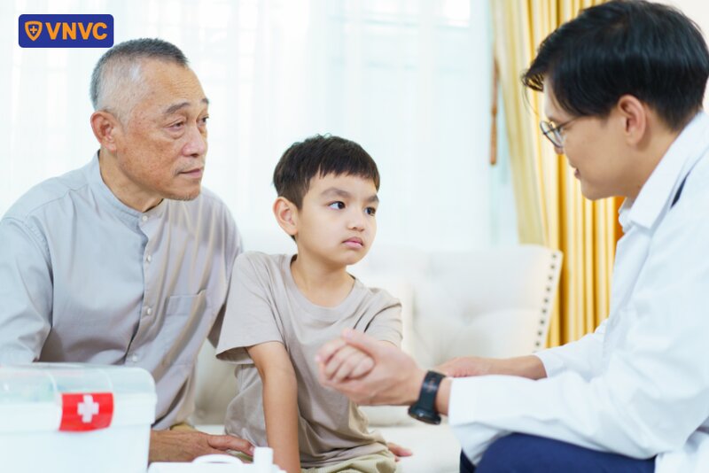 bé trai được bác sĩ khám sức khỏe tại nhà