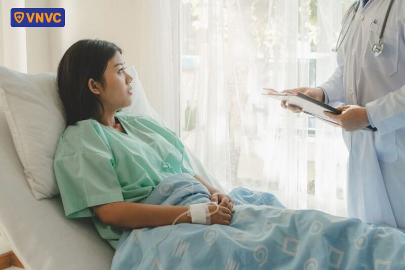 bệnh nhân nằm viện được bác sĩ thăm khám