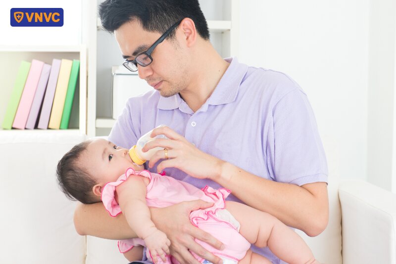 bố cho em bé uống sữa