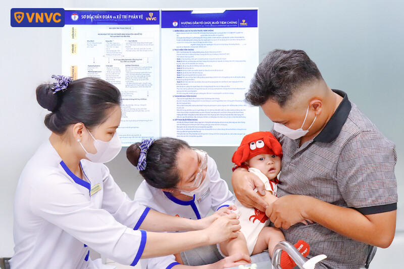 bố đưa bé đi tiêm kháng thể đơn dòng rsv