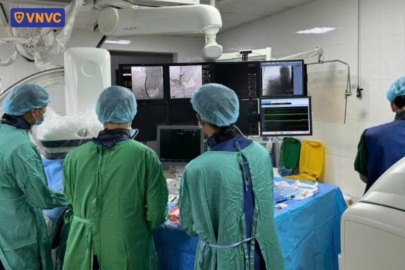 các bác sĩ đang phẫu thuật