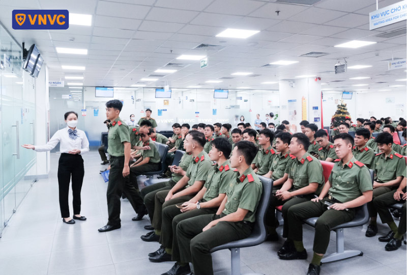 cán bộ chiến sĩ công an tiêm chủng tại vnvc
